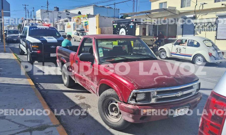 Camioneta sin frenos choca autos de maestros frente a primaria Leopoldo Villarreal