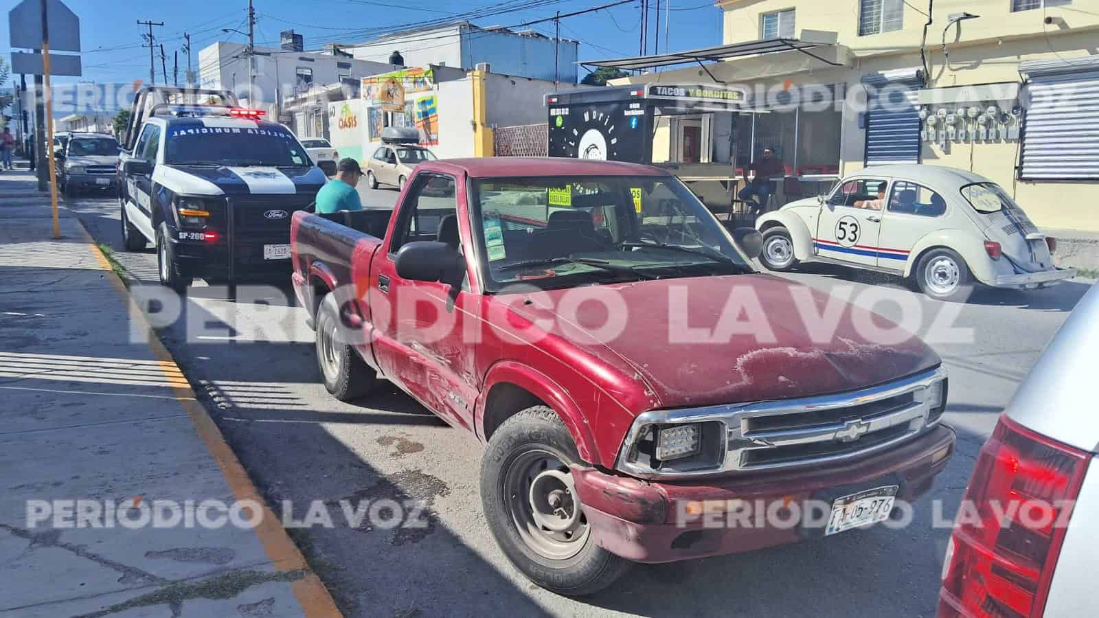Camioneta sin frenos choca autos de maestros frente a primaria Leopoldo Villarreal