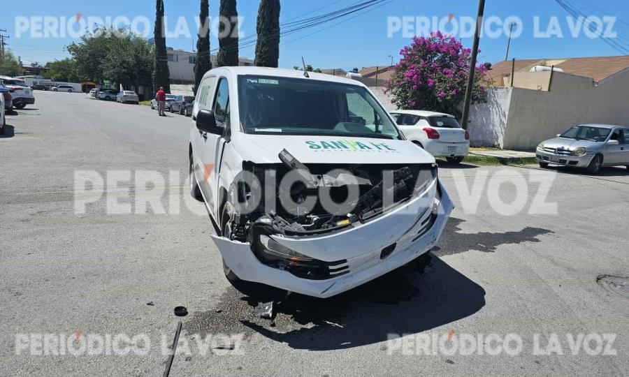 Choca camioneta del jale en la colonia Chamizal tras no respetar señal de alto