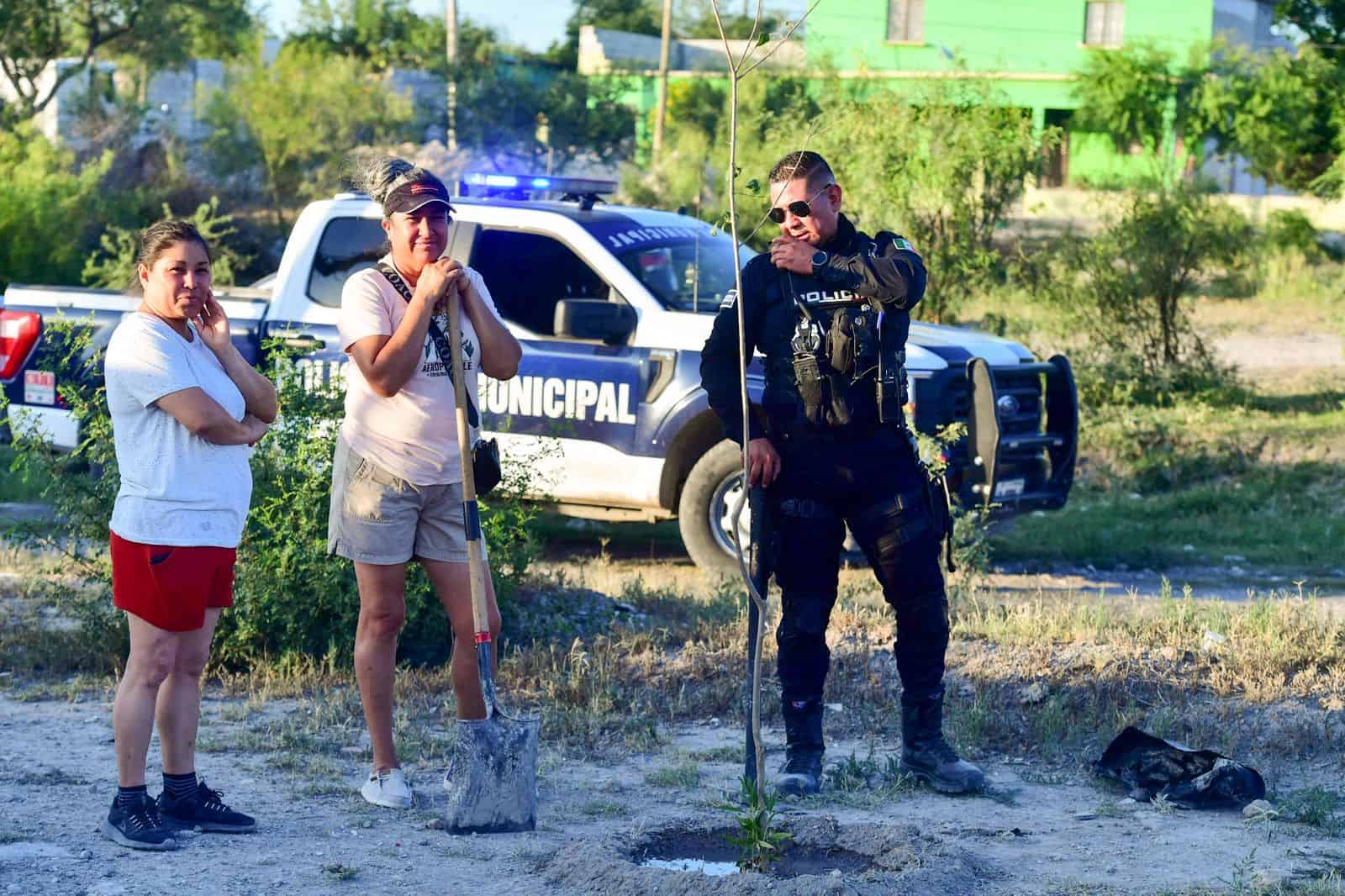 Policías apoyan reforestación en Monclova con siembra de árboles en colonia Oscar Flores