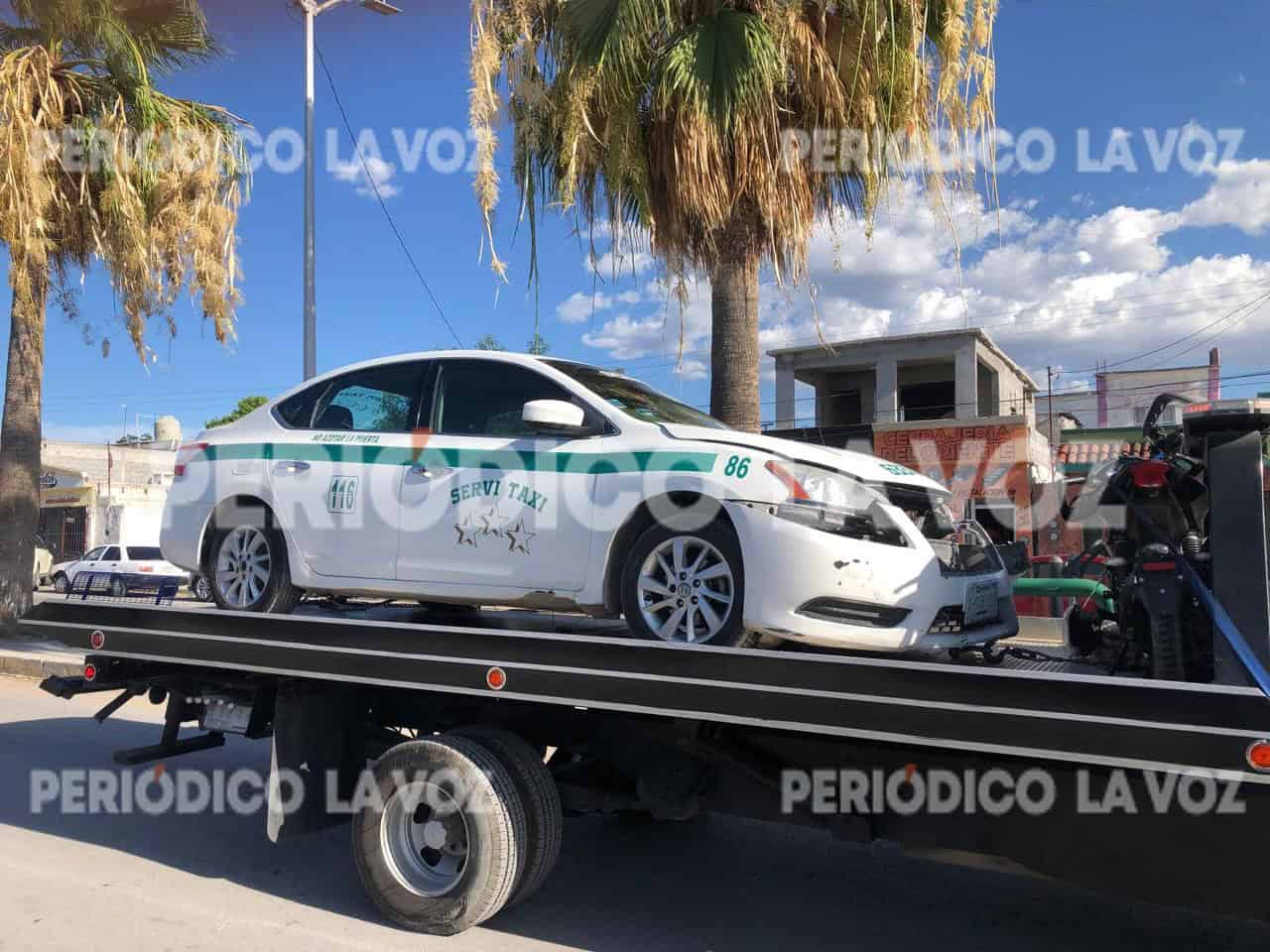 Motociclista policontundido tras embestir un taxi en Emiliano Zapata, Monclova