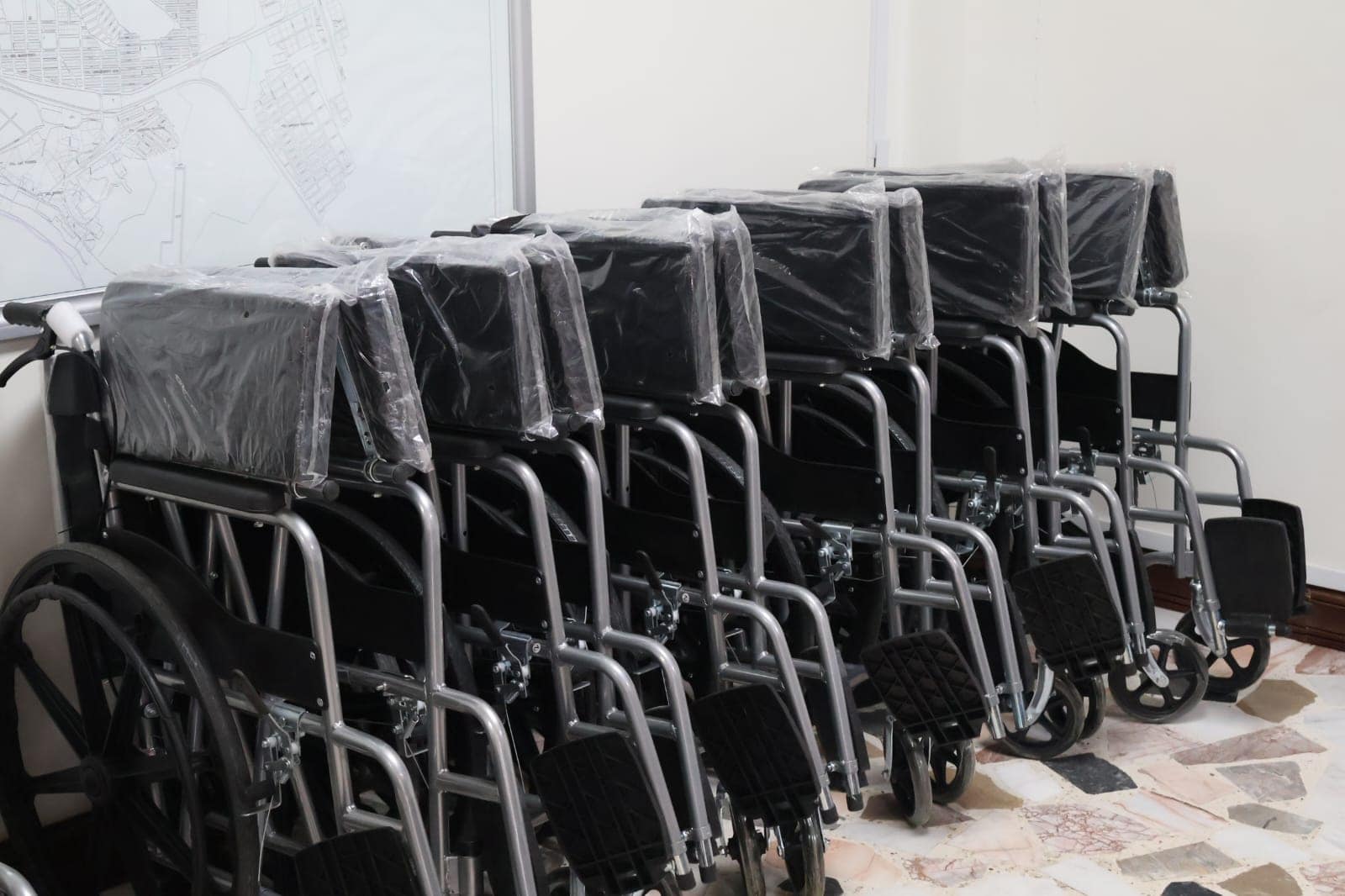 Óscar Ríos entrega sillas de ruedas a personas vulnerables a través del DIF