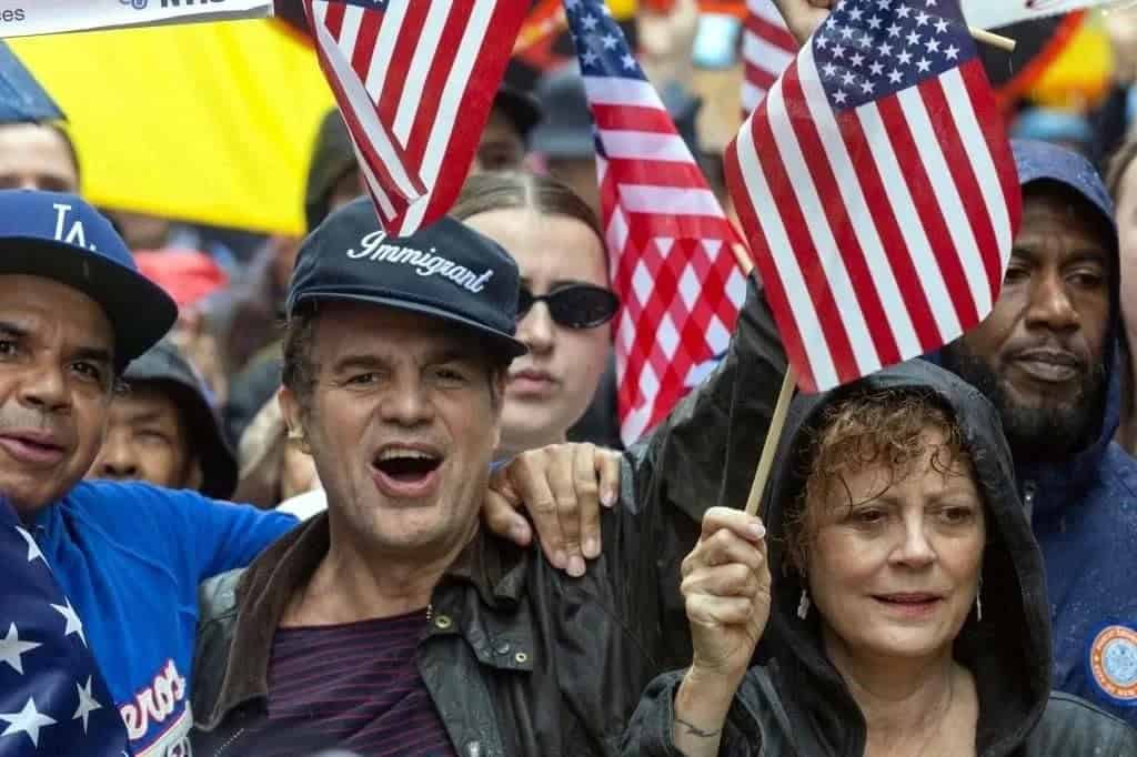 Mark Ruffalo defiende a los migrantes en EU y apunta a multimillonarios