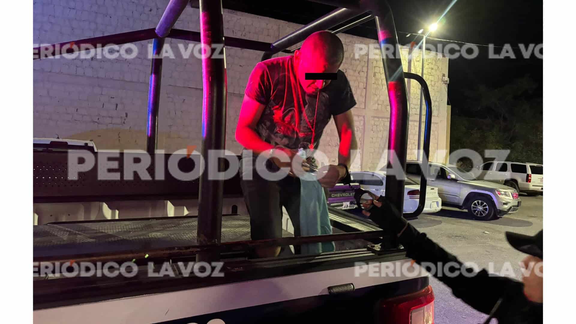 Hombre ebrio causa riña y es detenido por la Policía en bar del Centro de Monclova