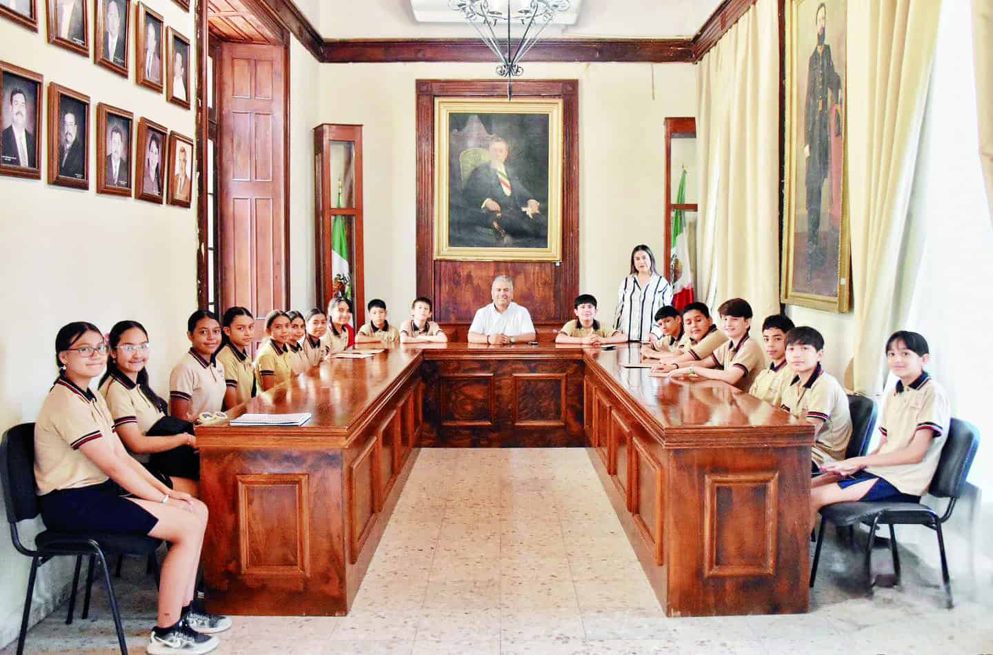 Niños de Cuatro Ciénegas dialogan con el alcalde Víctor Leija en visita cívica
