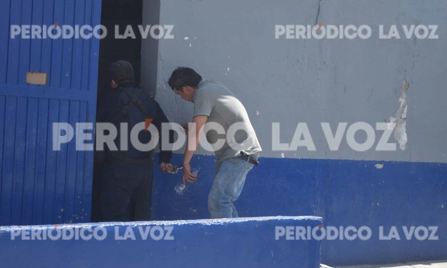 Hombre cae desde azotea al huir de policías en Monclova tras agredir a su pareja