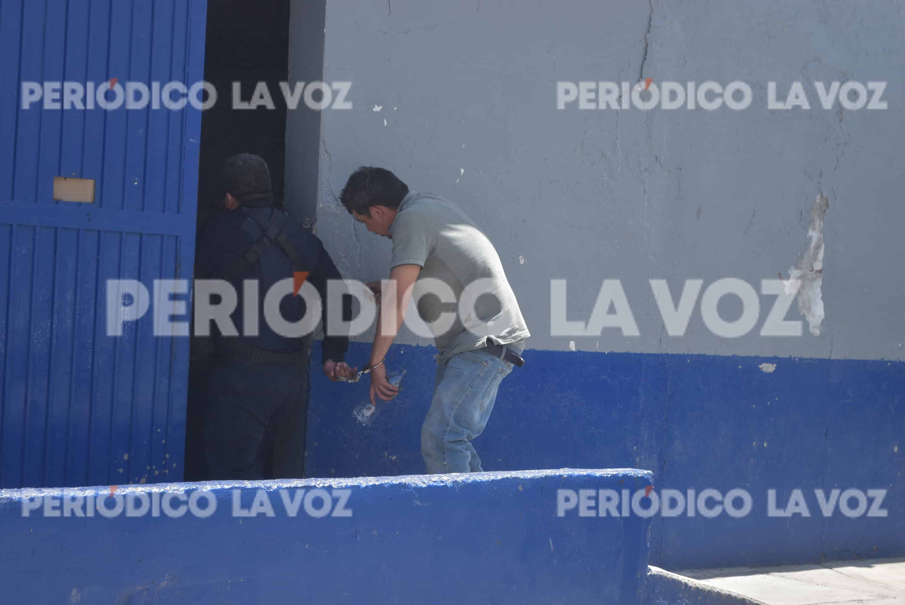 Hombre cae desde azotea al huir de policías en Monclova tras agredir a su pareja