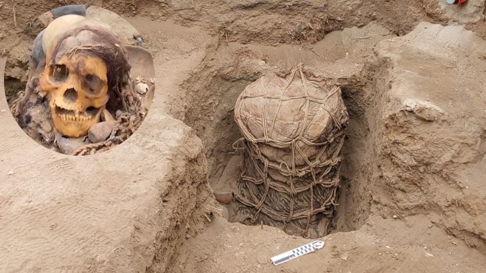 Hallan momia preincaica de ~900 años durante instalación de tuberías en Lima, Perú
