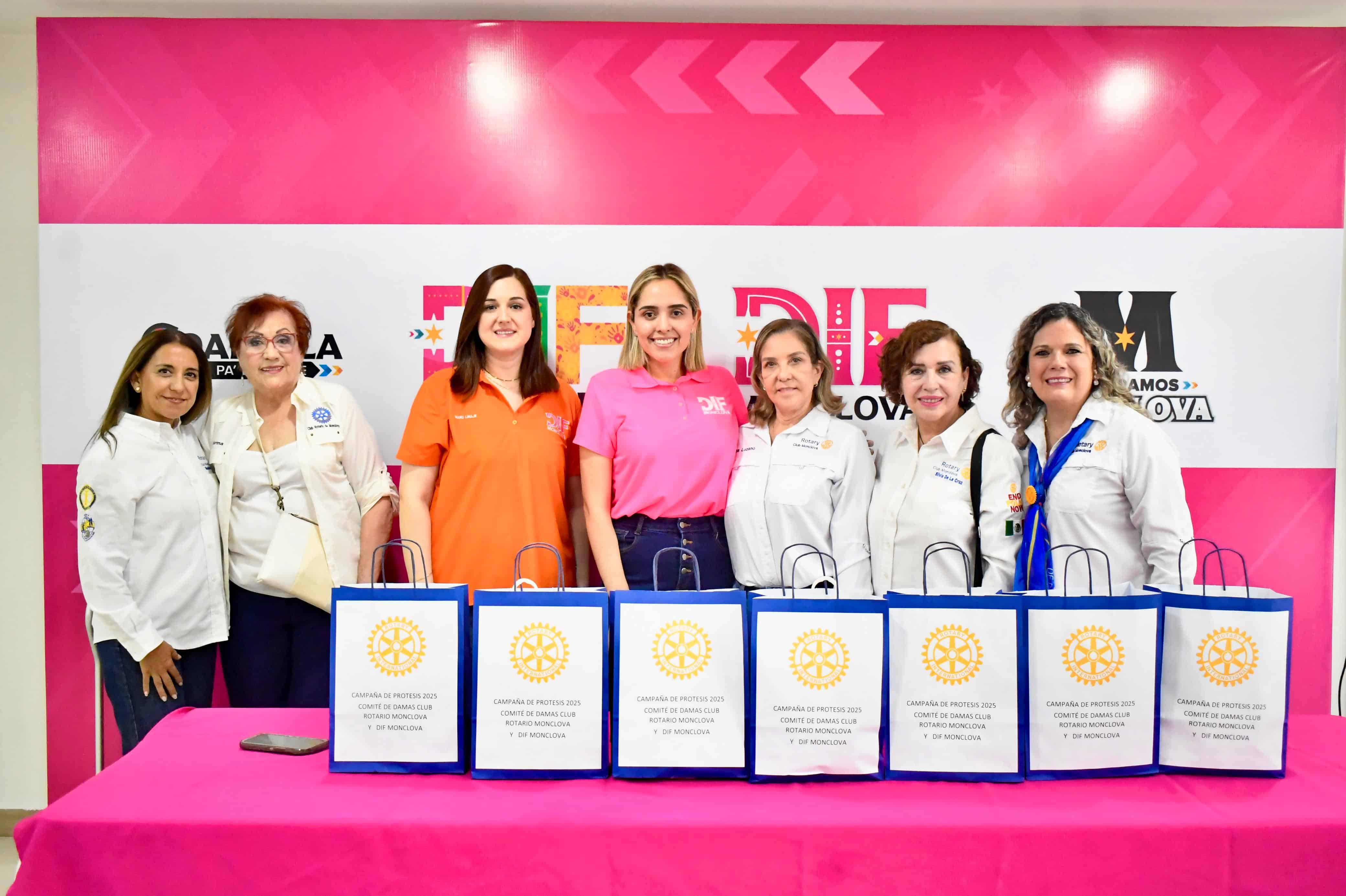 Entregan prótesis de mama a 31 mujeres sobrevivientes de cáncer en Monclova