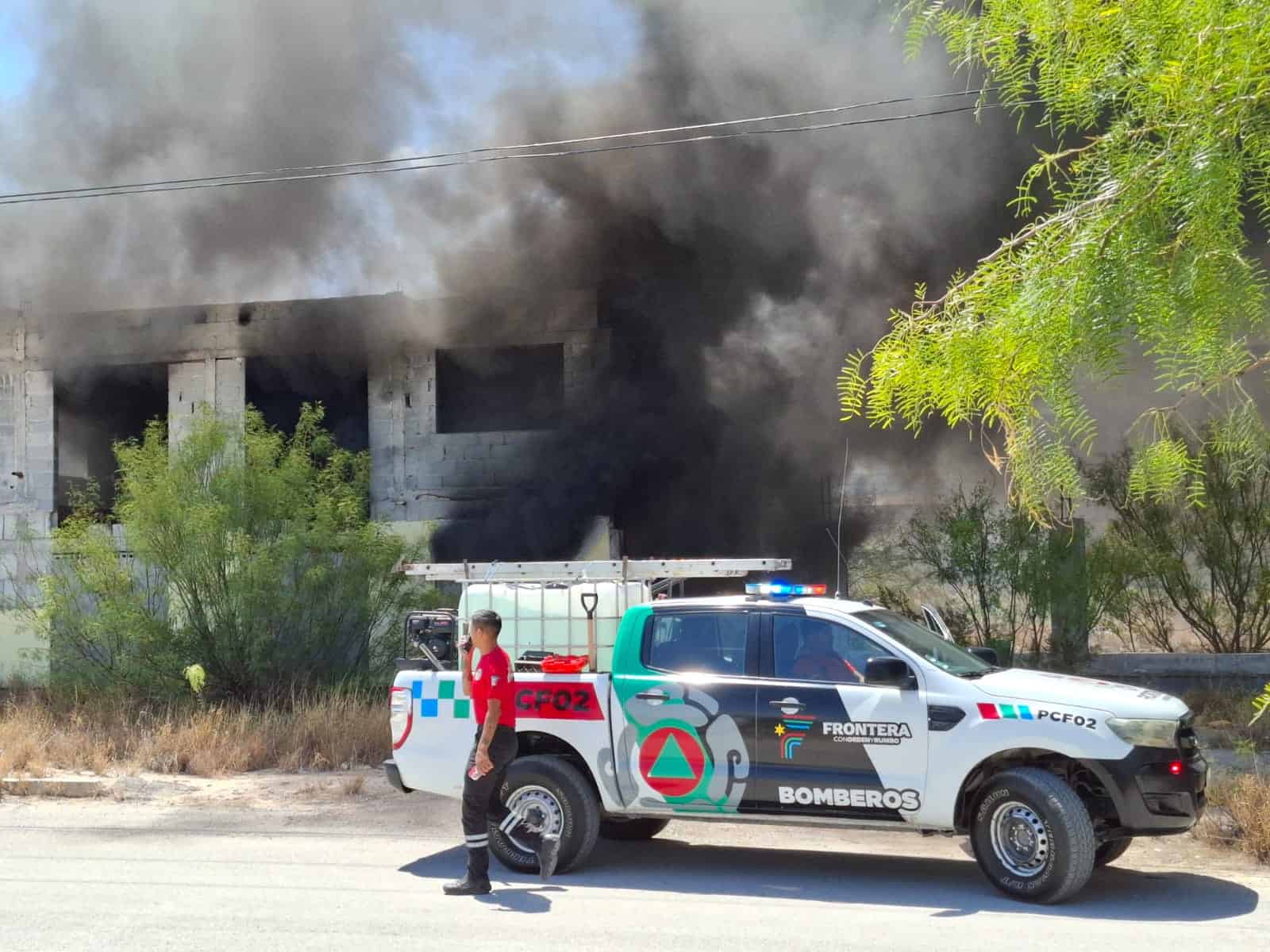 Investigan incendio frente al C4 por quema de materiales tóxicos en tapias