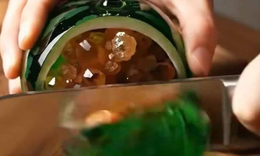 ¿Por qué nos atraen los videos de ASMR cortando frutas de cristal ?