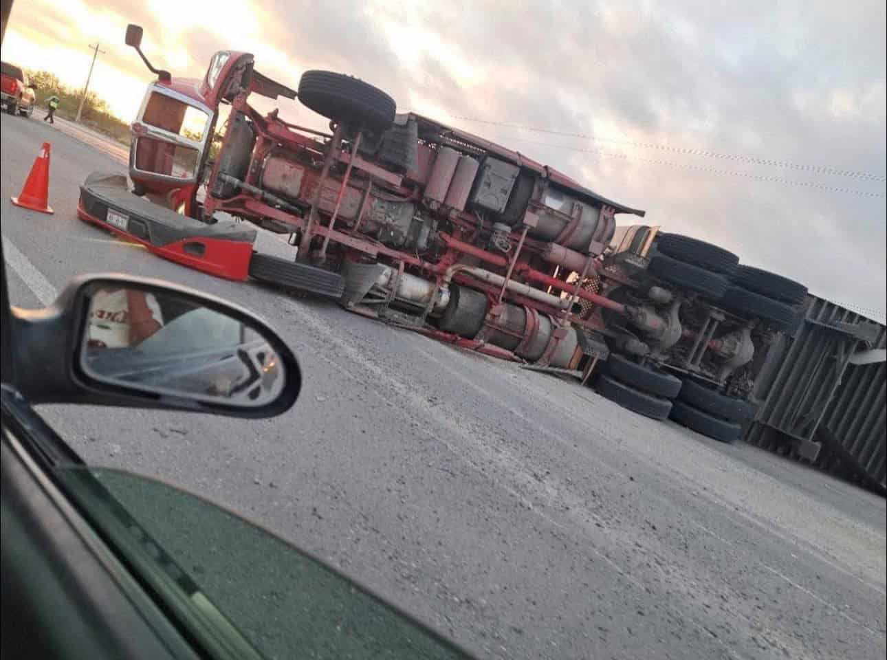 Volcadura de tráiler paraliza tráfico en la carretera 57