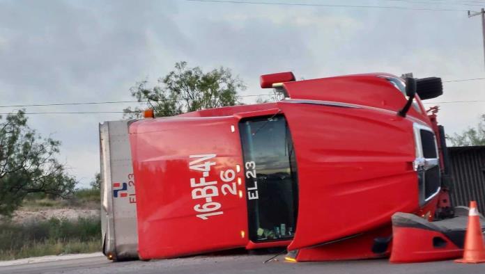 Volcadura de tráiler paraliza tráfico en la carretera 57