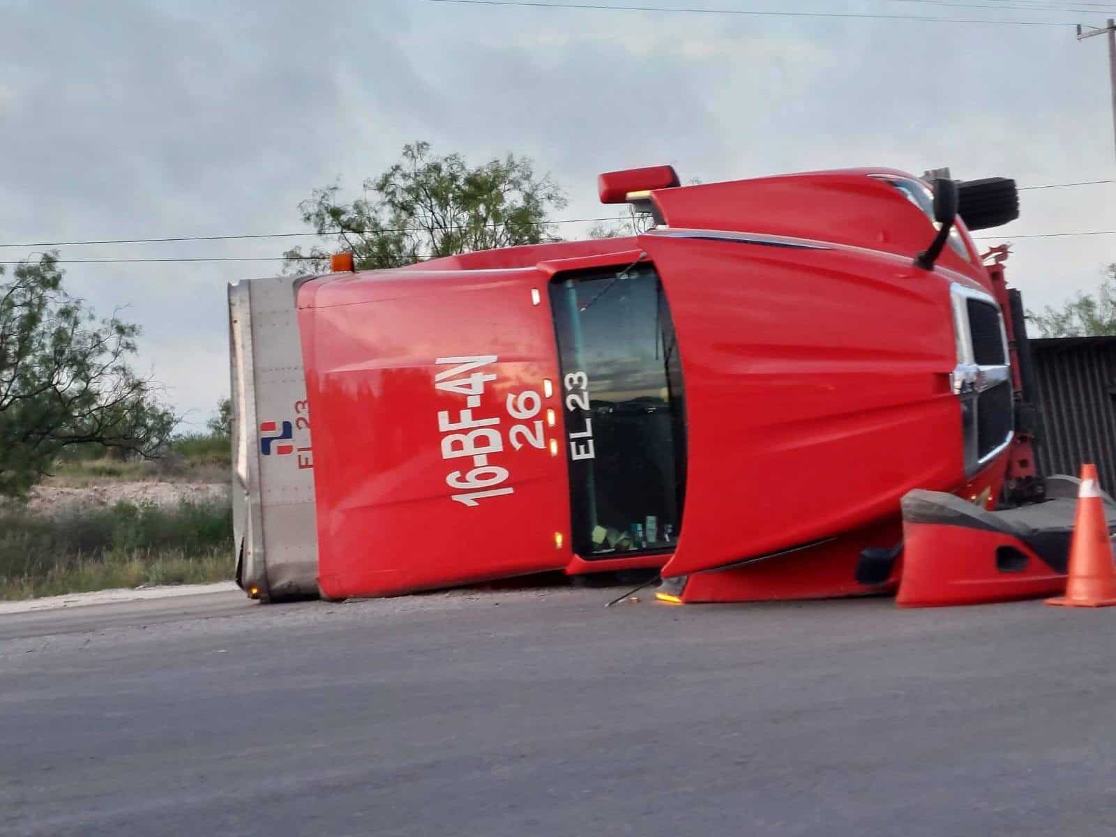 Volcadura de tráiler paraliza tráfico en la carretera 57