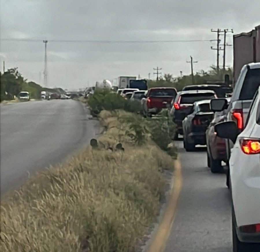 Volcadura de tráiler paraliza tráfico en la carretera 57