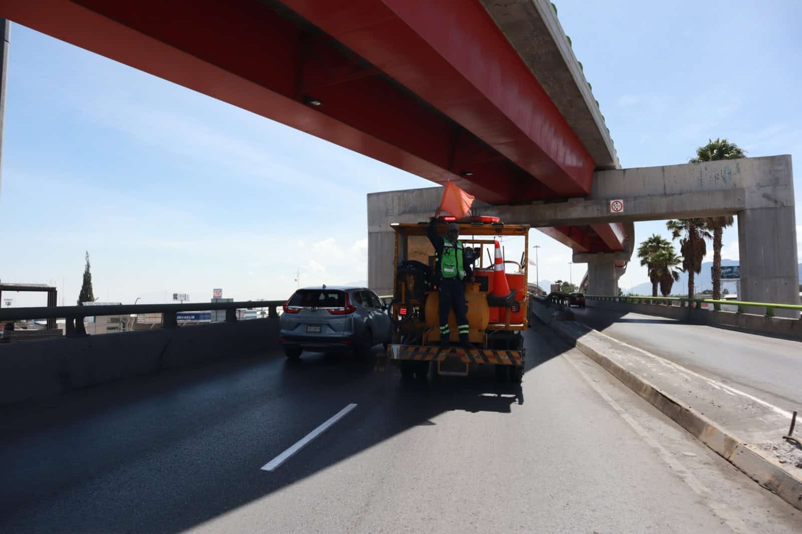 Mejoran seguridad vial en Saltillo con trabajos de pintura y limpieza urbana