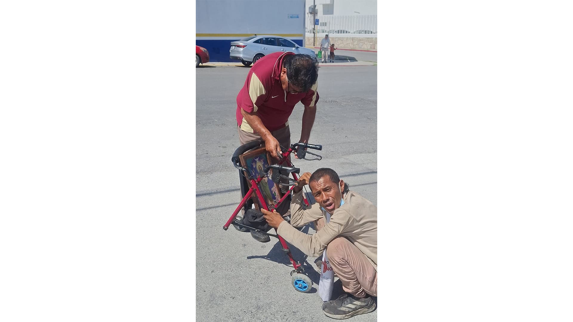 Hombre con Parkinson recibe ayuda inesperada en la calle