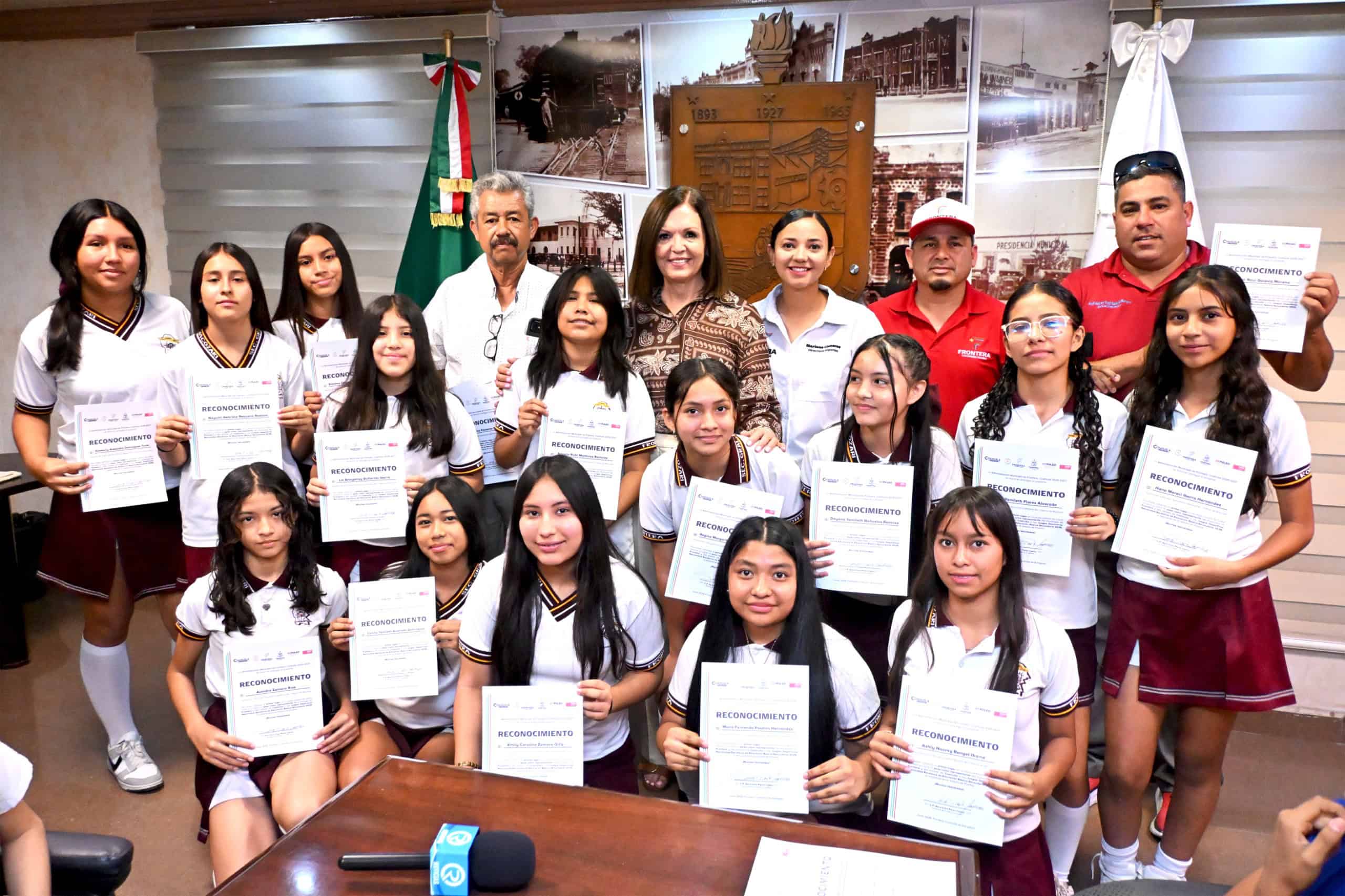 Alcaldesa Sari Pérez premia a estudiantes sobresalientes de Frontera