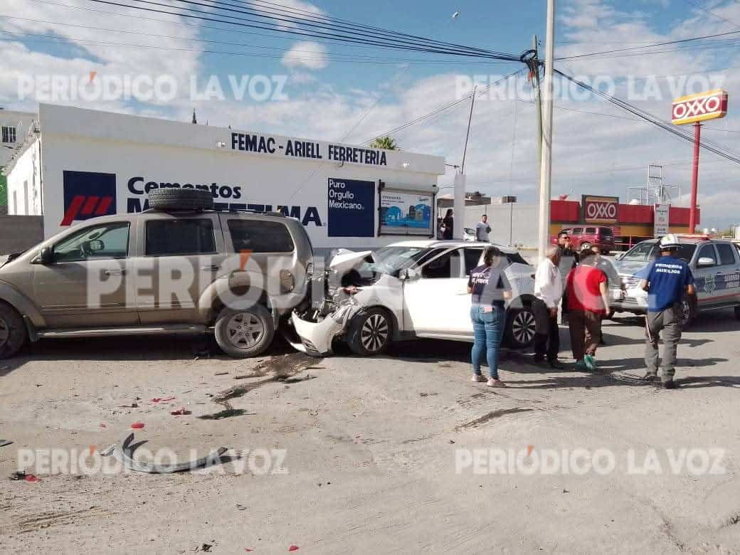 Conductora en crisis tras impacto de camioneta Audi en Castaños
