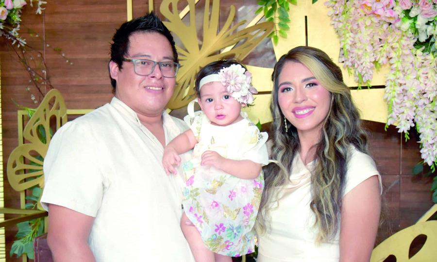 Emotiva Celebración Religiosa: Lydia Sofía Recibe su Primer Sacramento