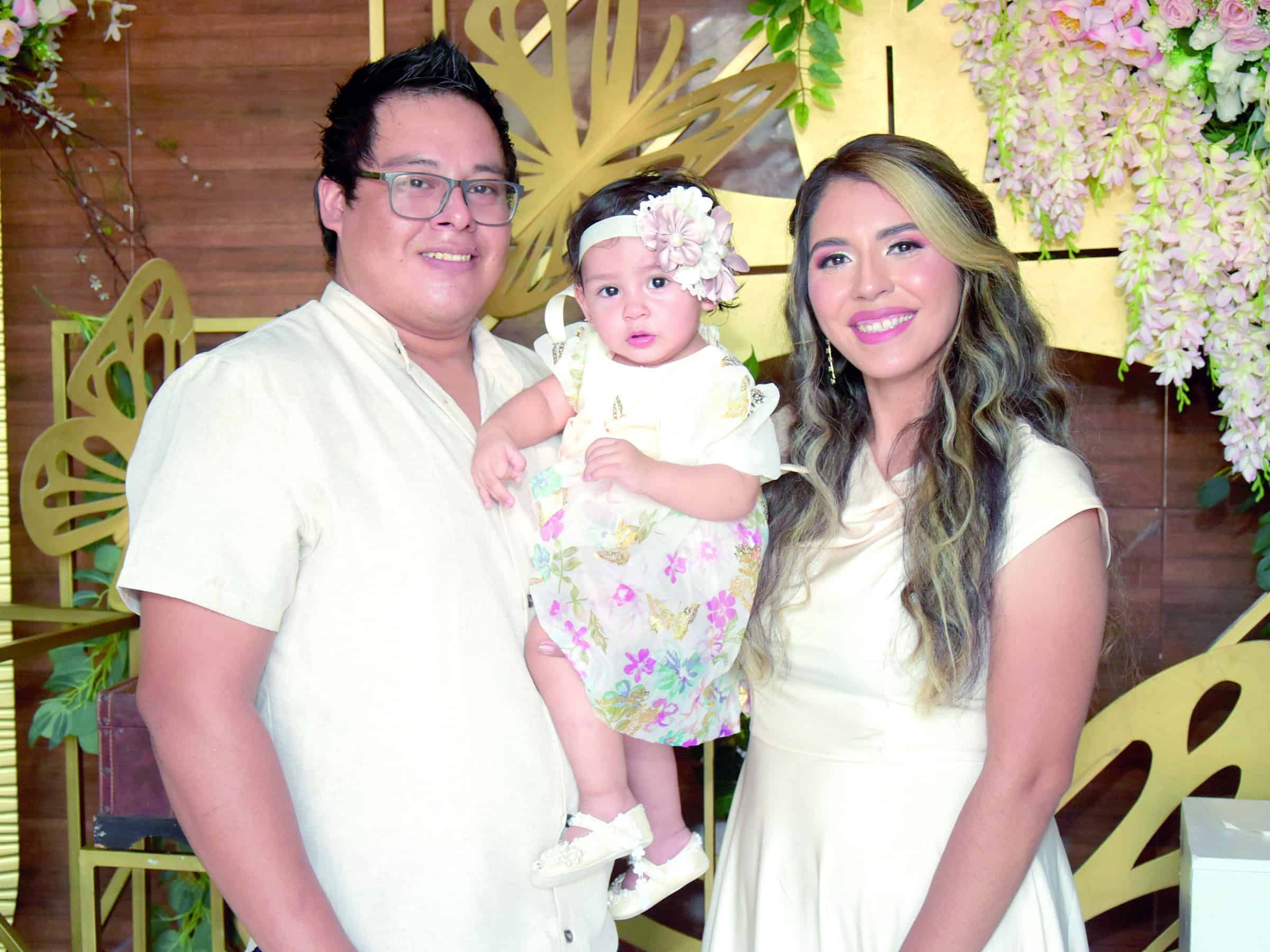 Emotiva Celebración Religiosa: Lydia Sofía Recibe su Primer Sacramento