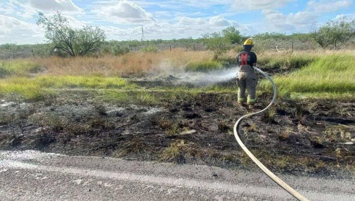 Sofocan incendio de zacatal en tramo Allende–Nava