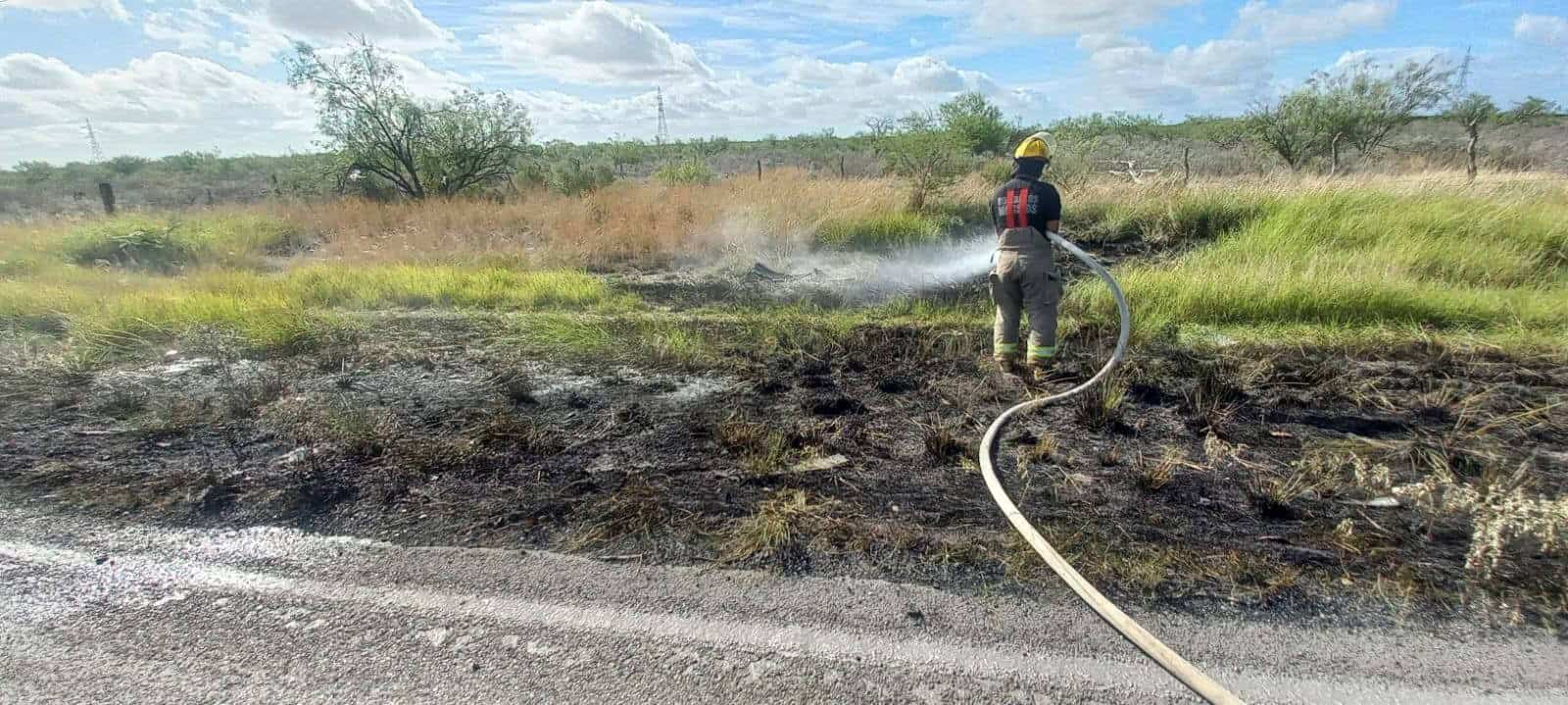 Sofocan incendio de zacatal en tramo Allende–Nava