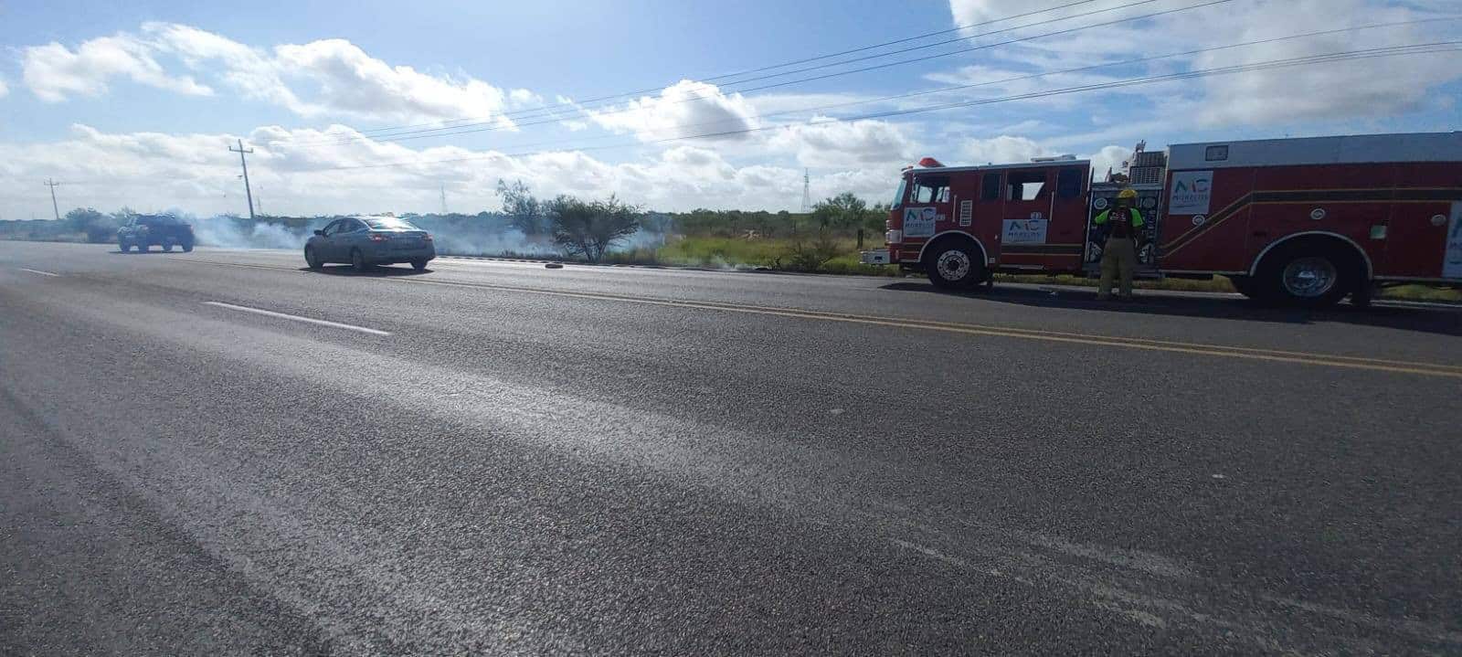 Sofocan incendio de zacatal en tramo Allende–Nava