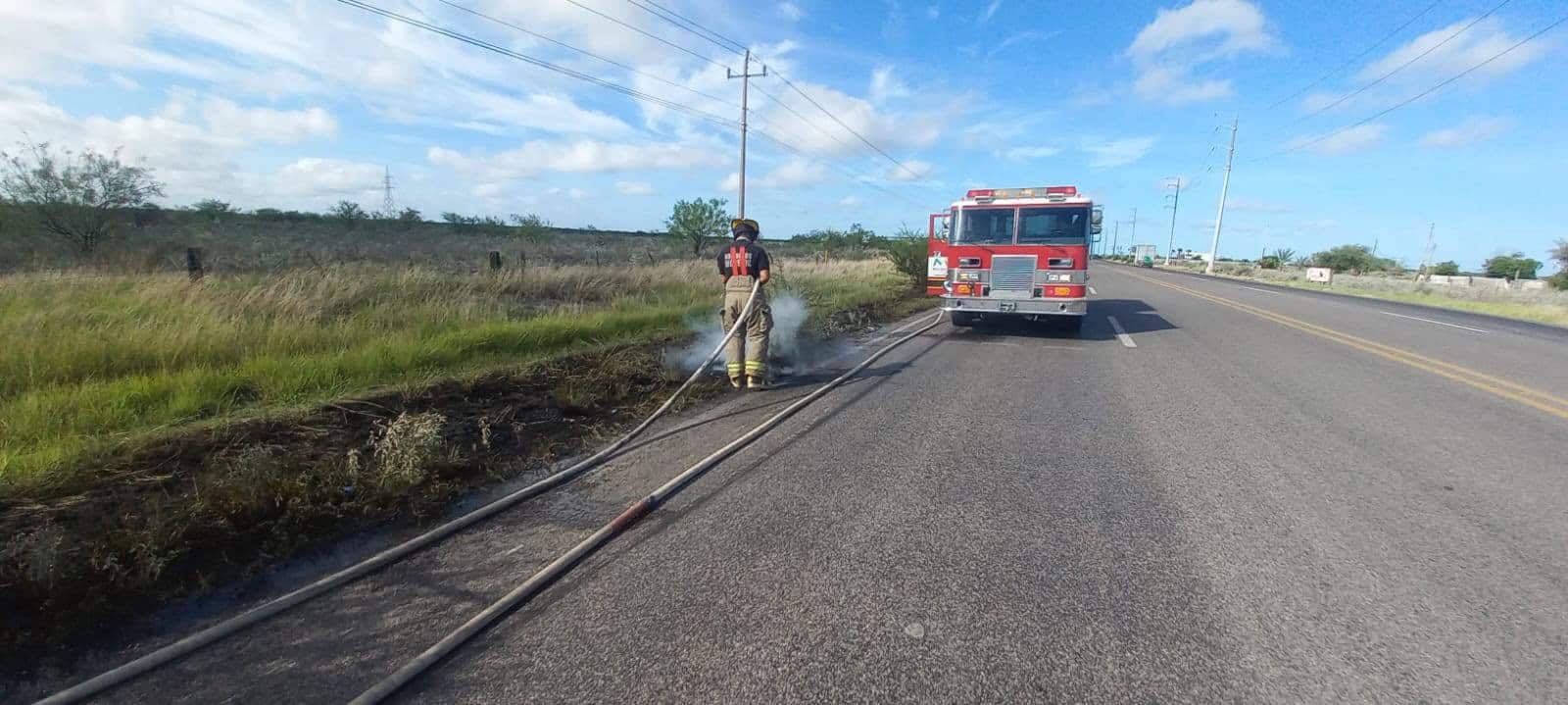 Sofocan incendio de zacatal en tramo Allende–Nava