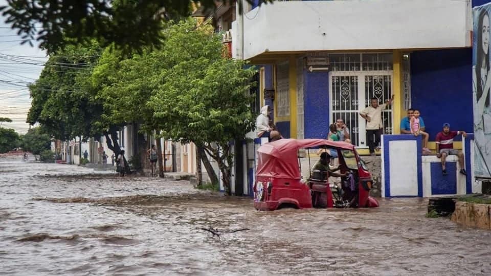 Sheinbaum visita Oaxaca tras Erick: encabeza apoyo y supervisa