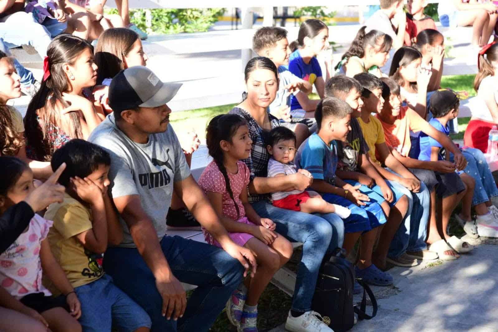 Cuentos y sonrisas llenan la Plaza Principal de Morelos