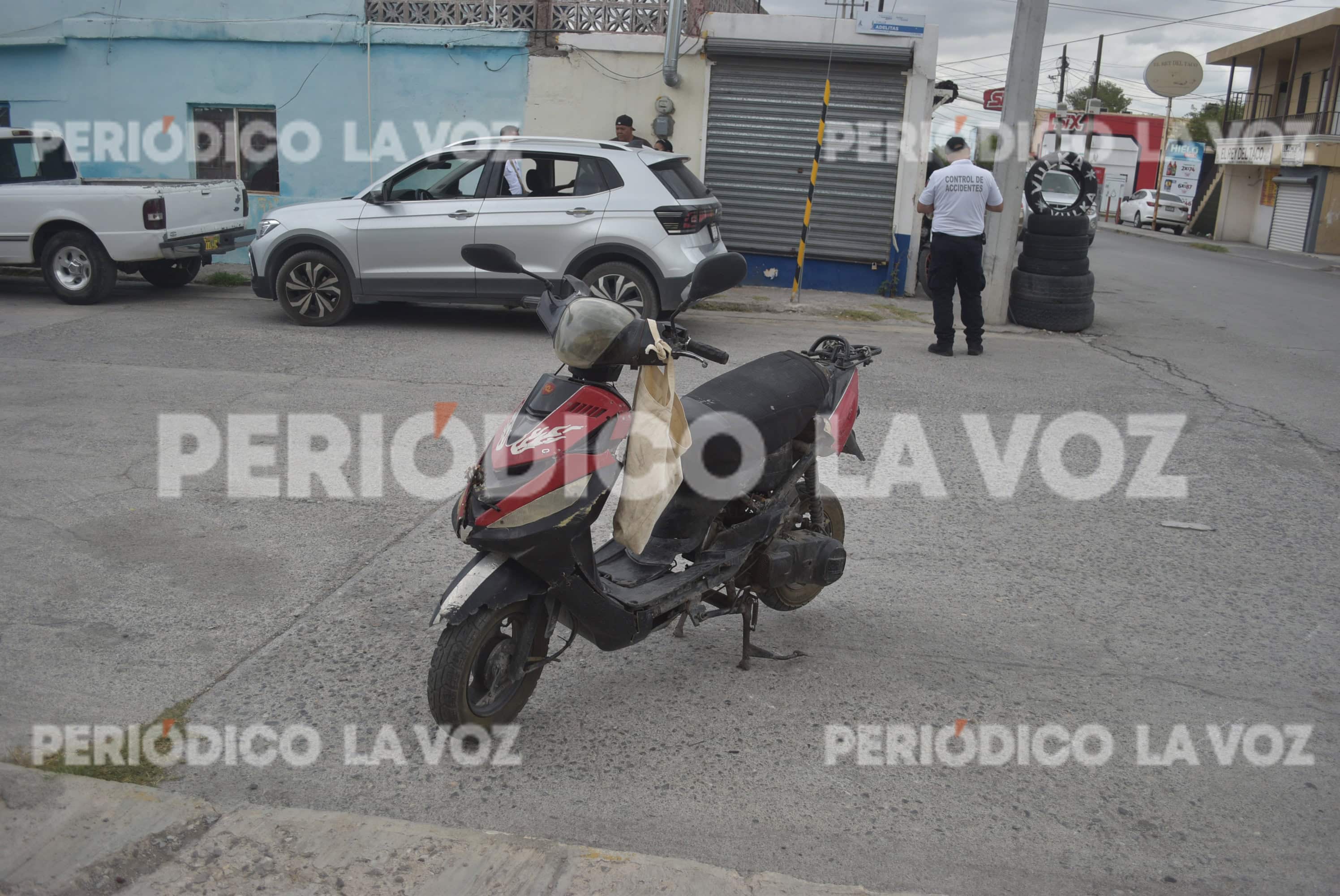 Fuerte colisión entre motocicleta y camioneta en Monclova