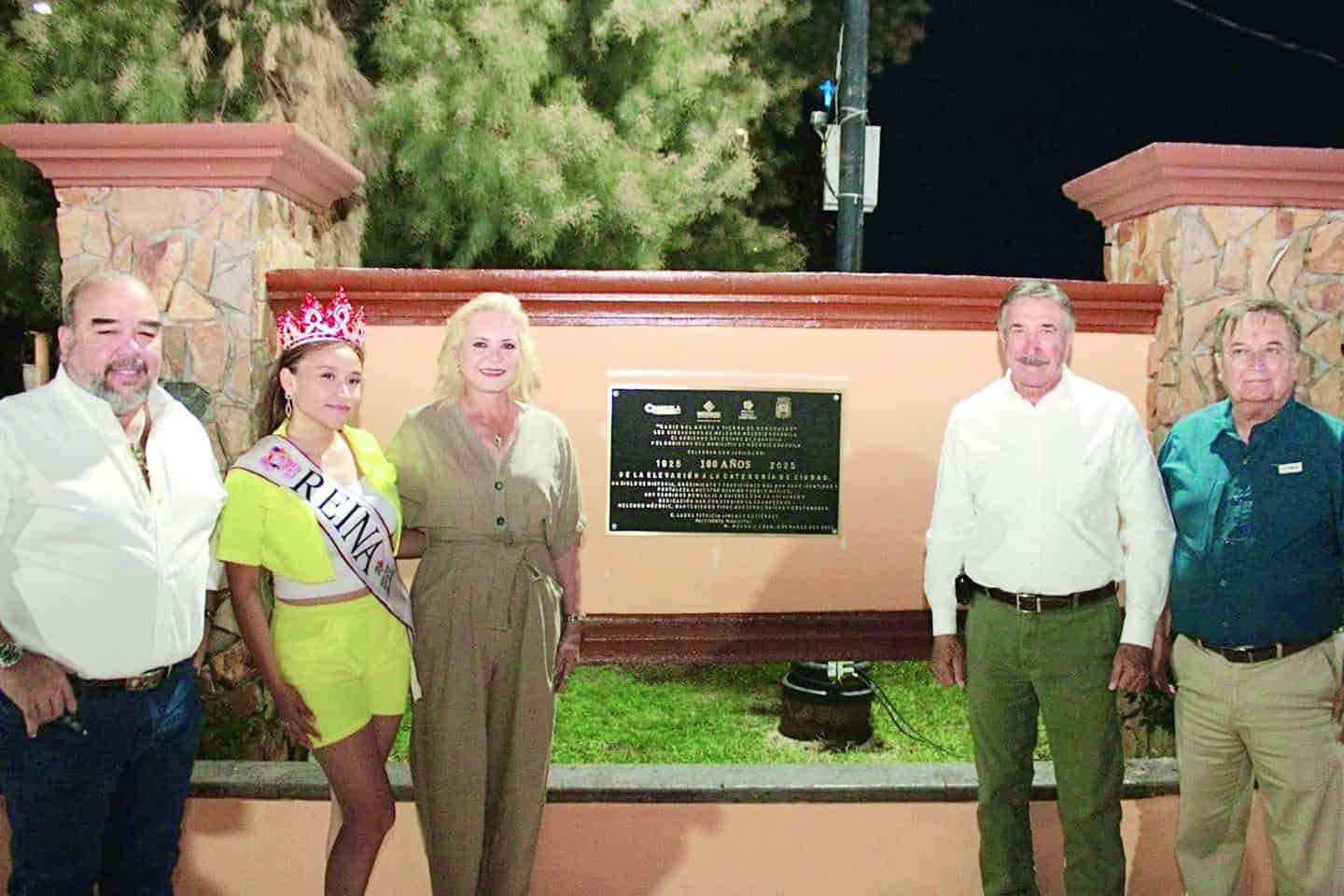 Devela Laura Jiménez placa de los 100 años