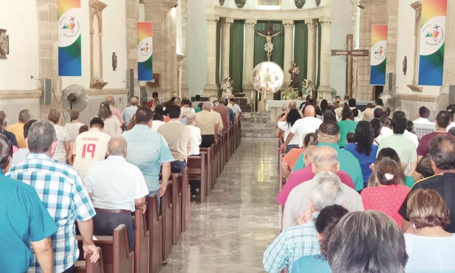 Se suman católicos a oración por la paz
