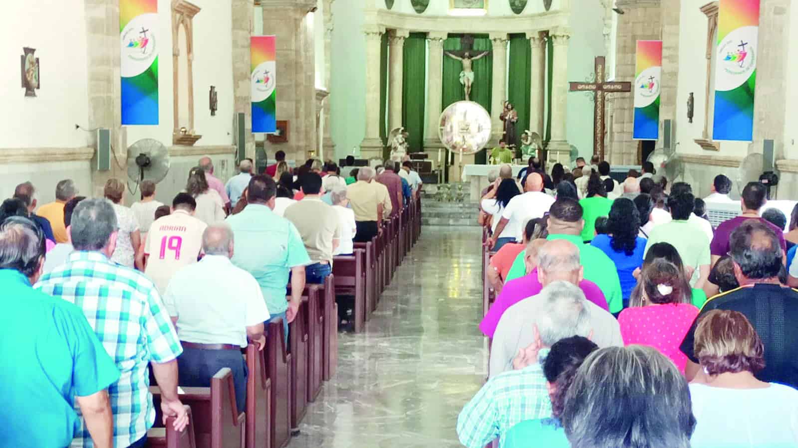 Se suman católicos a oración por la paz