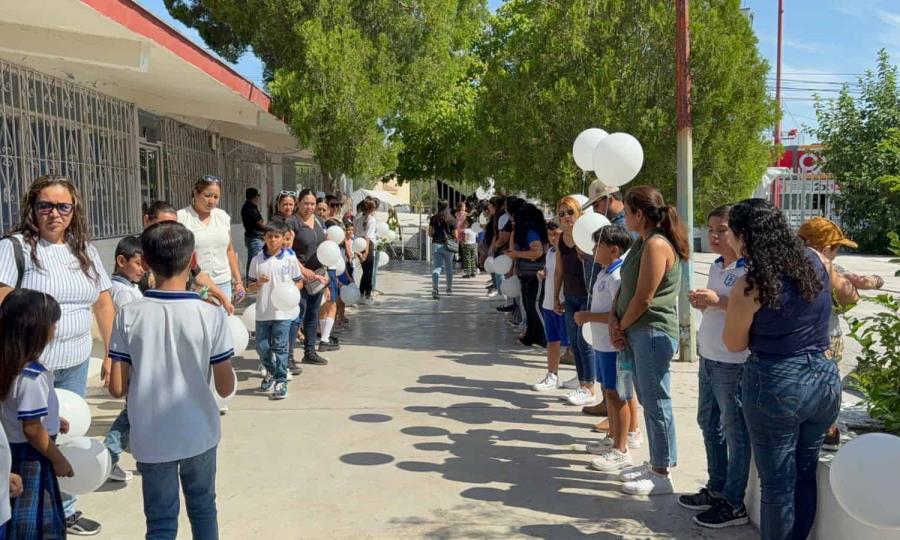 Comunidad escolar de Monclova se despide con lágrimas de su querida maestra