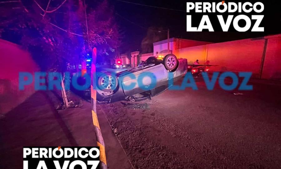 Vuelcan jovencitos auto quedó destrozado, sus tripulantes resultaron milagrosamente ilesos