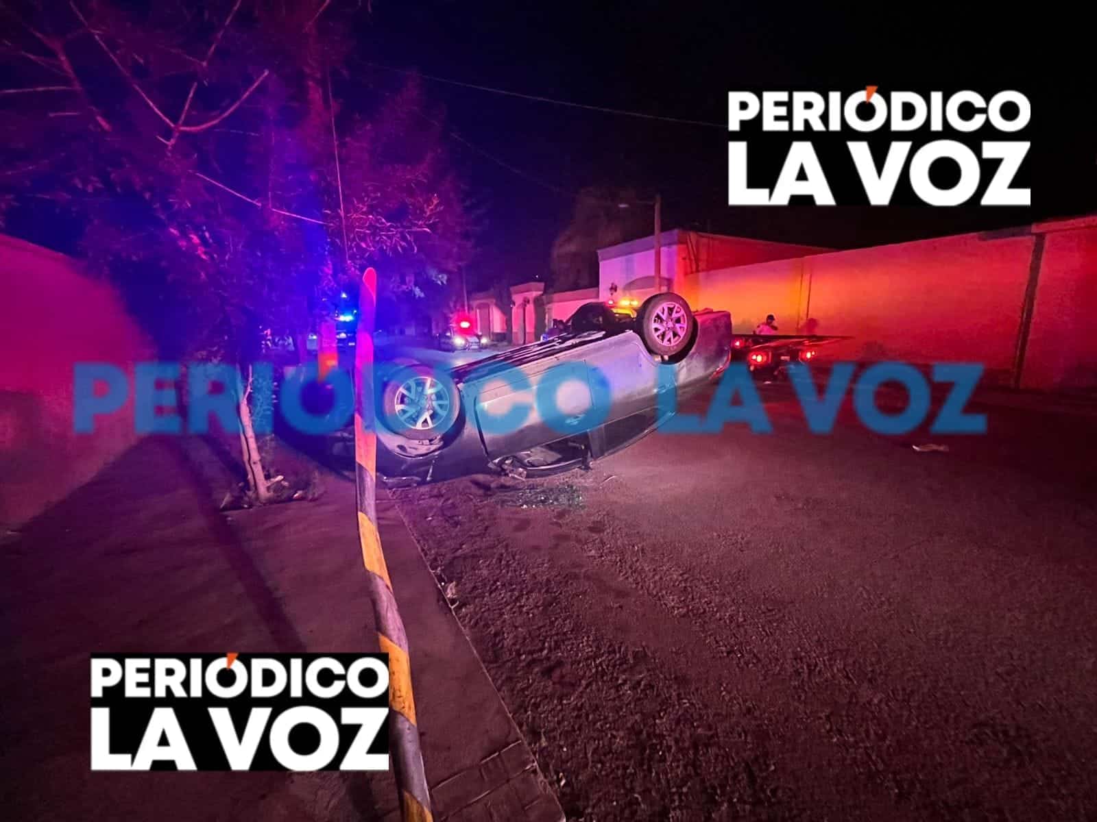 Vuelcan jovencitos auto quedó destrozado, sus tripulantes resultaron milagrosamente ilesos