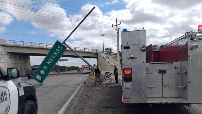 Derriba tractocamión señalamiento en la 57; chofer se queda dormido