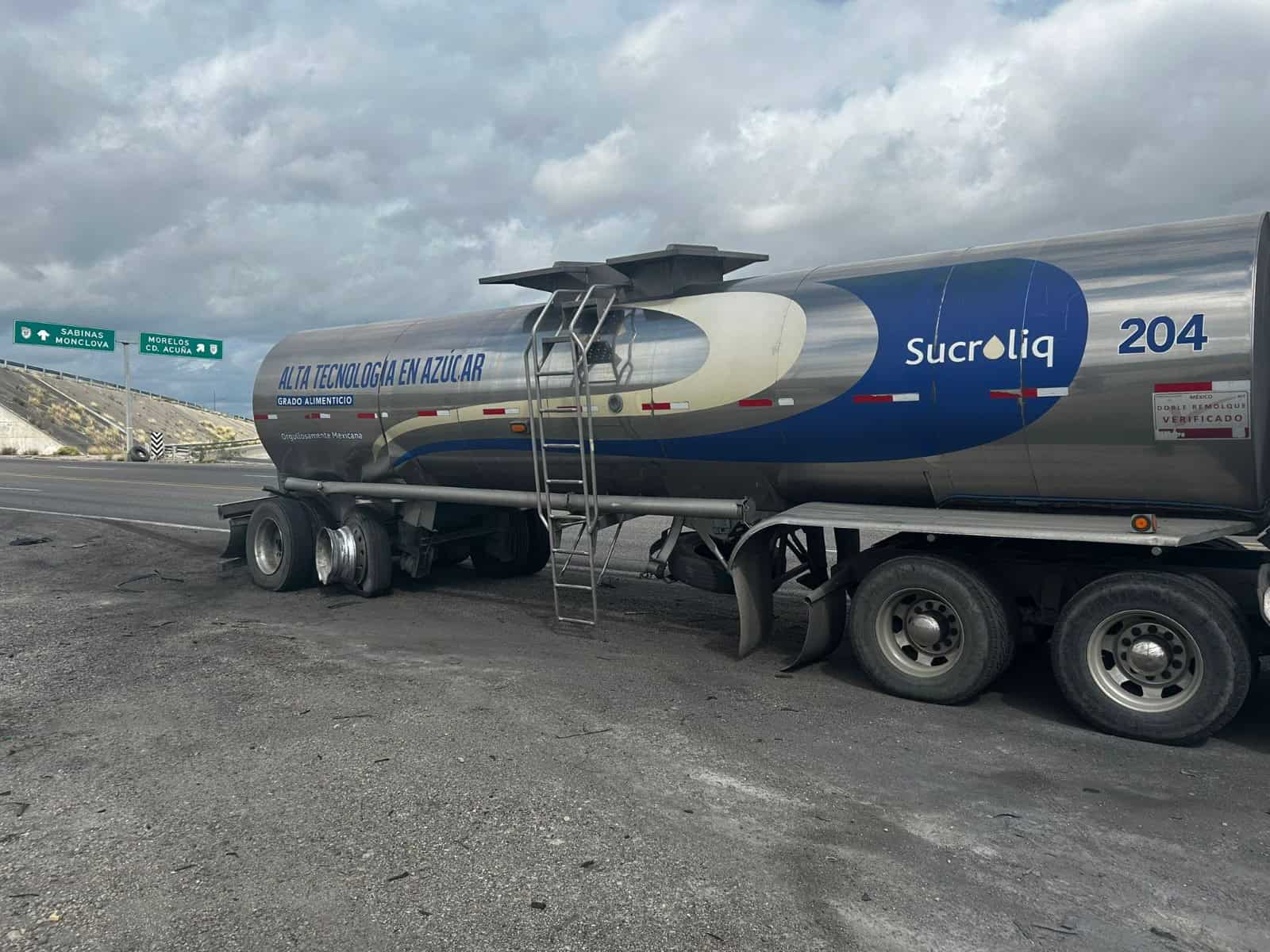 Derriba tractocamión señalamiento en la 57; chofer se queda dormido