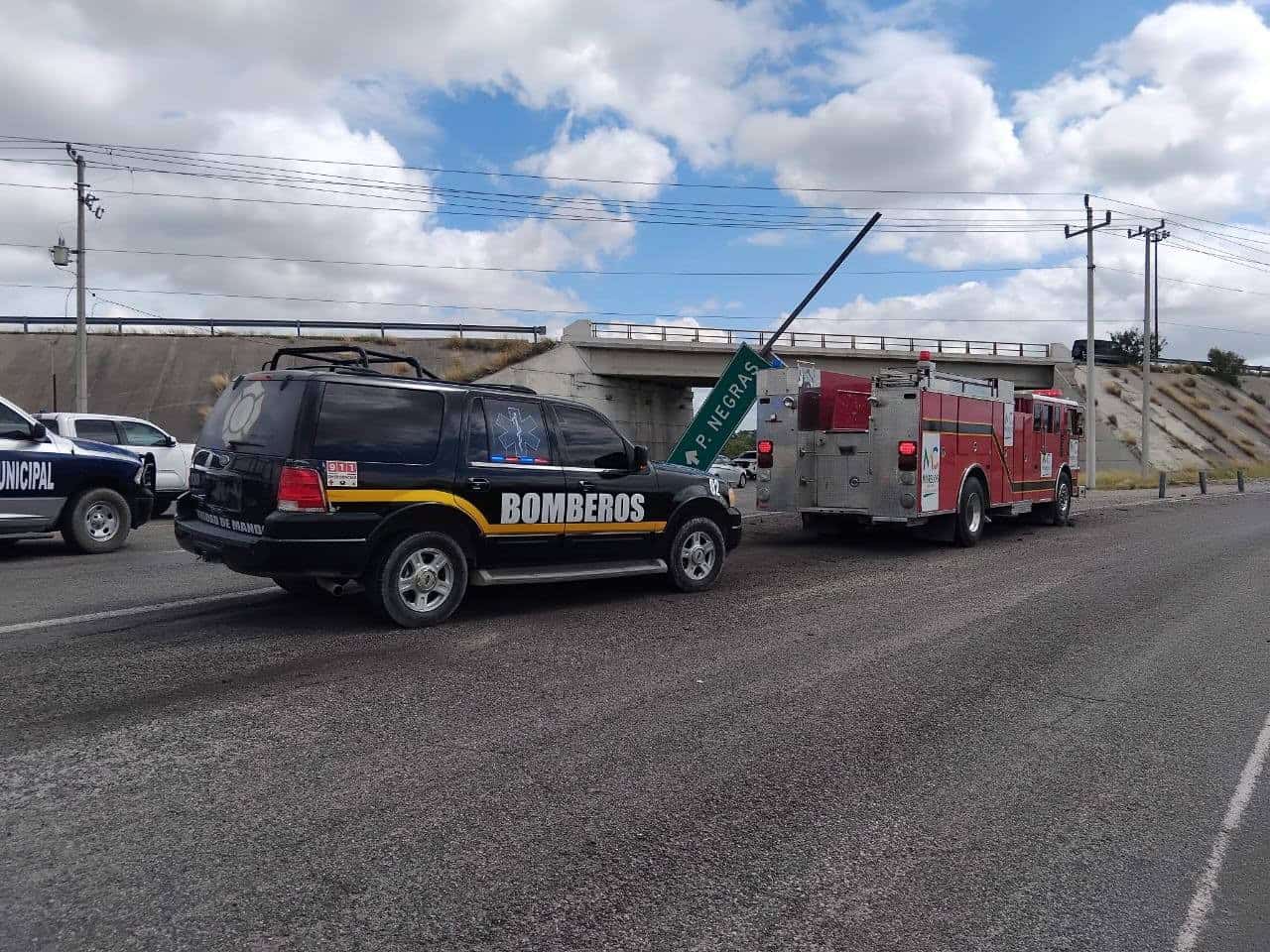 Derriba tractocamión señalamiento en la 57; chofer se queda dormido