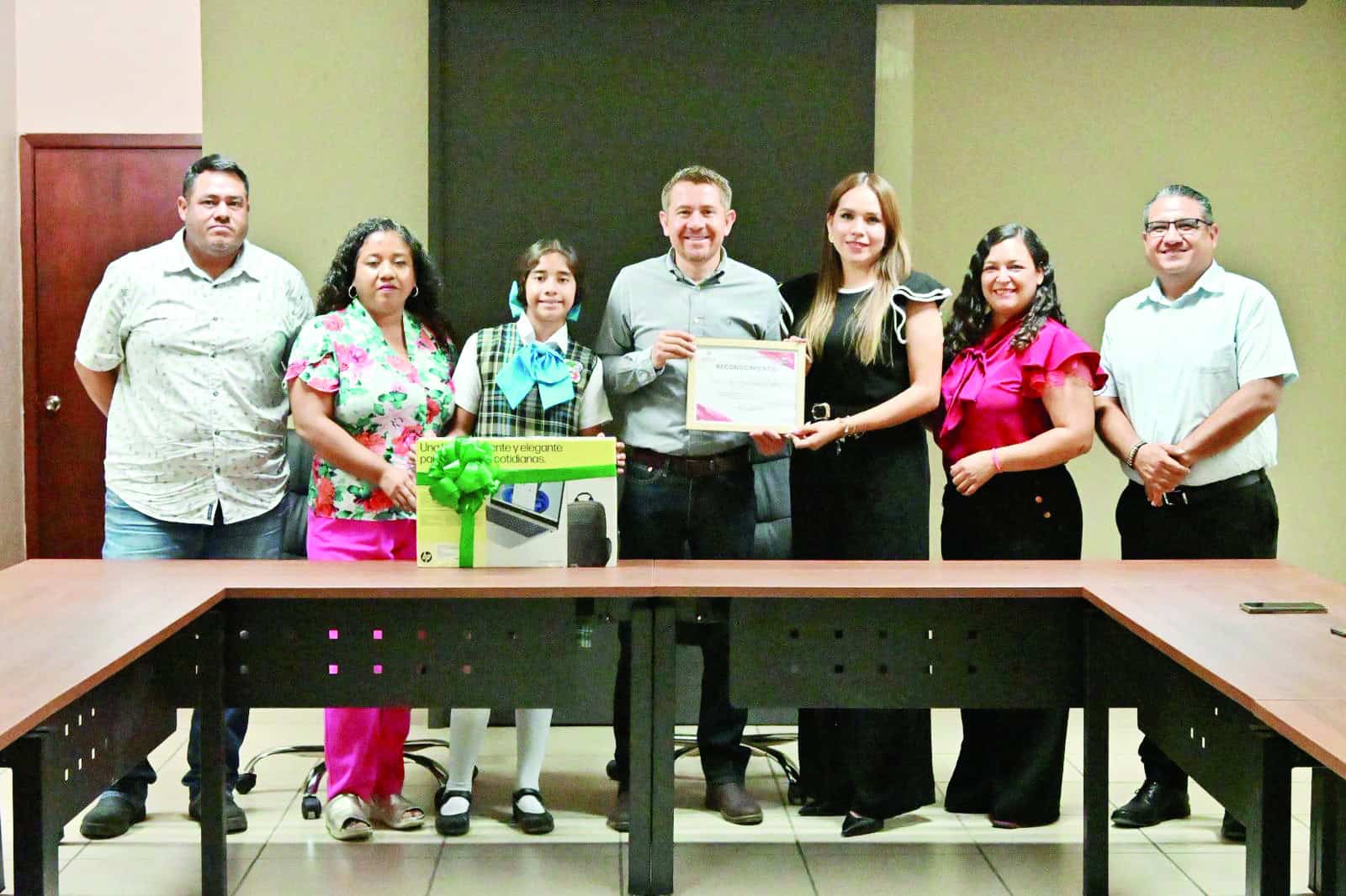 Hugo Iván Lozano Sánchez premia a Yelena Oyervides por su excelencia académica