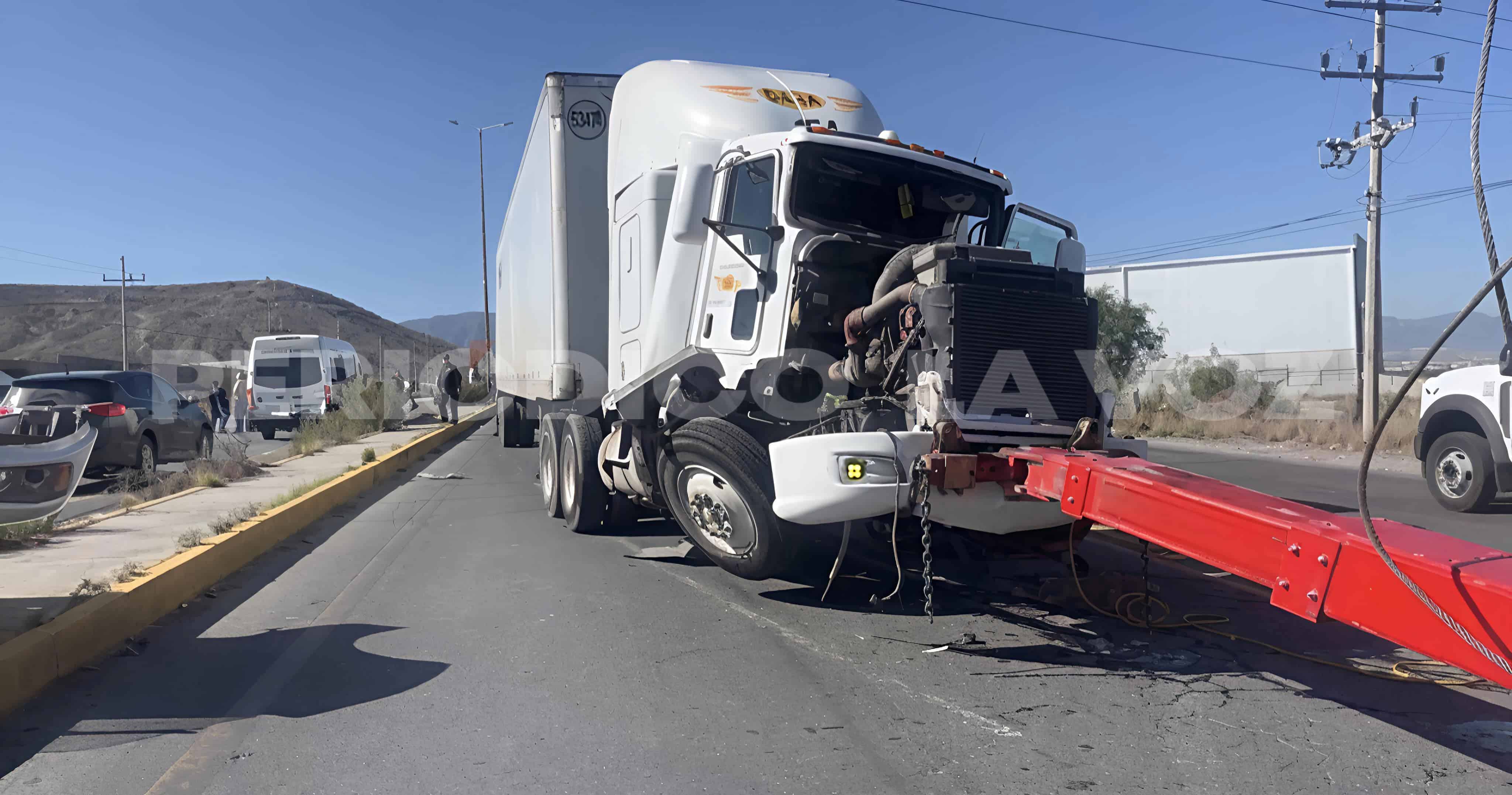 Trailero embiste cuatro vehículos en el Libramiento Óscar Flores Tapia