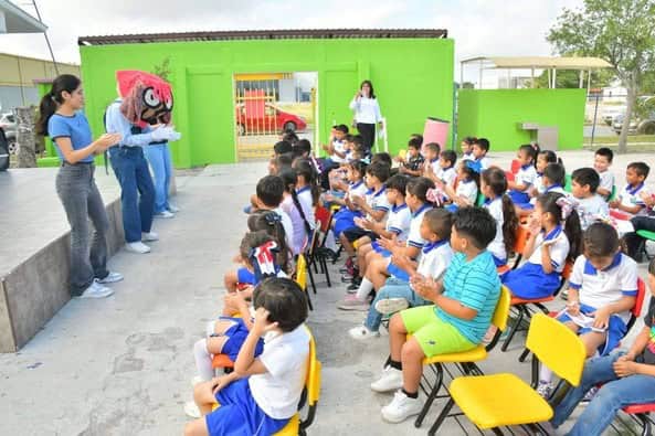 Niños de Nava aprenden a prevenir el dengue con apoyo de Rocky