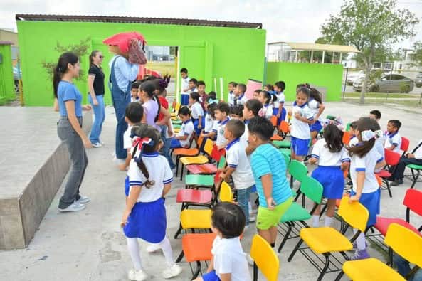 Niños de Nava aprenden a prevenir el dengue con apoyo de Rocky