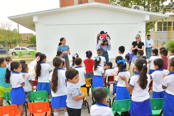 Niños de Nava aprenden a prevenir el dengue con apoyo de Rocky