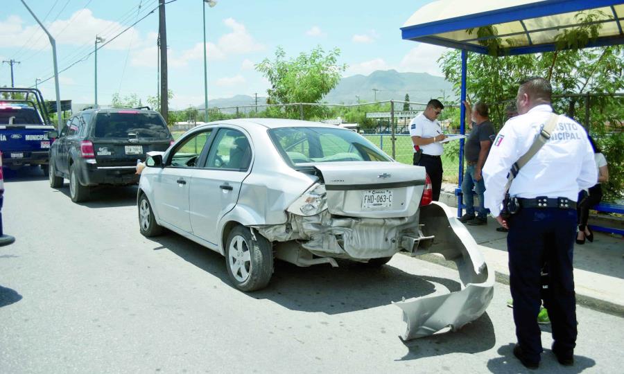Accidente Vehicular en Puente Harold R. Pape: Daños Materiales