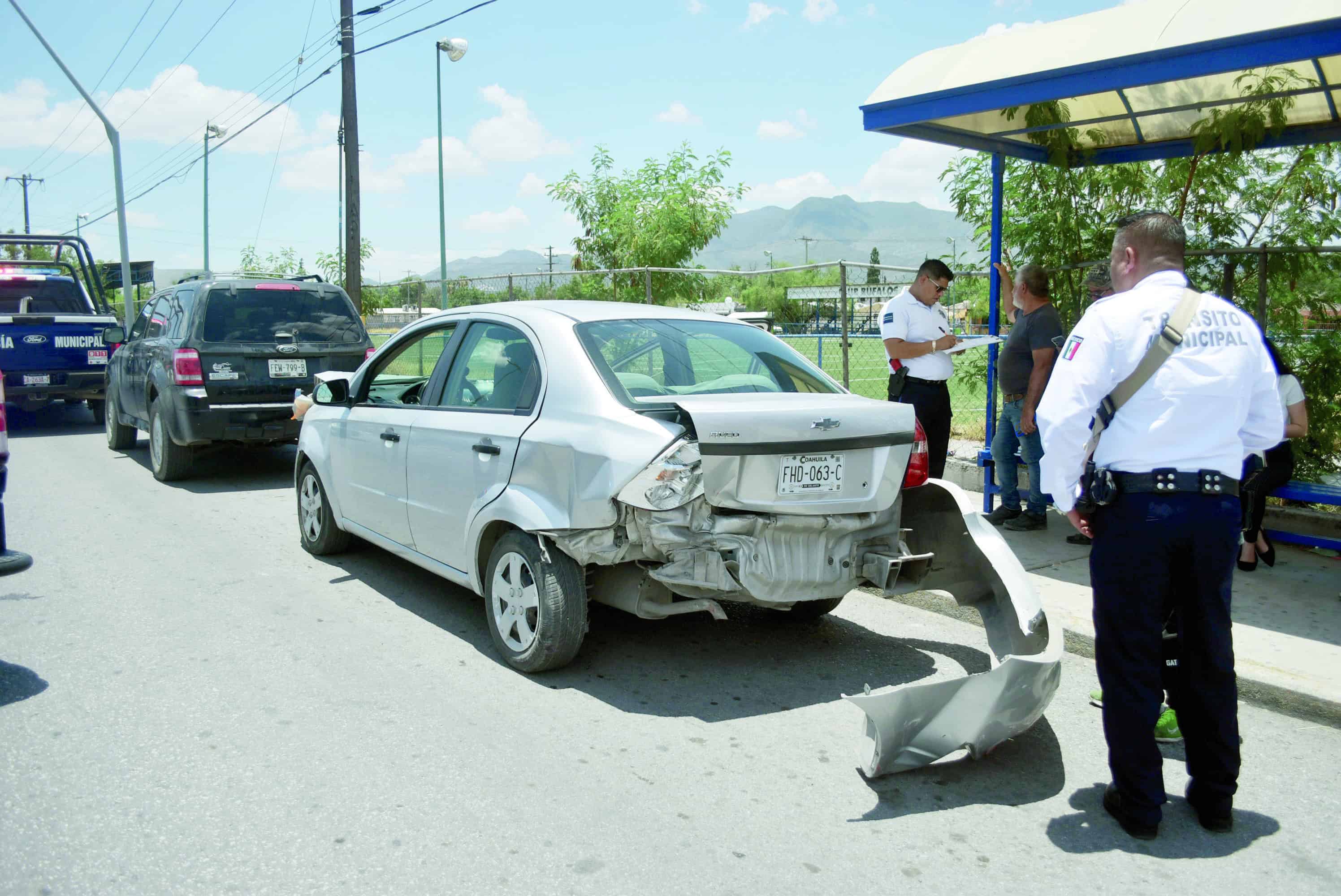 Accidente Vehicular en Puente Harold R. Pape: Daños Materiales