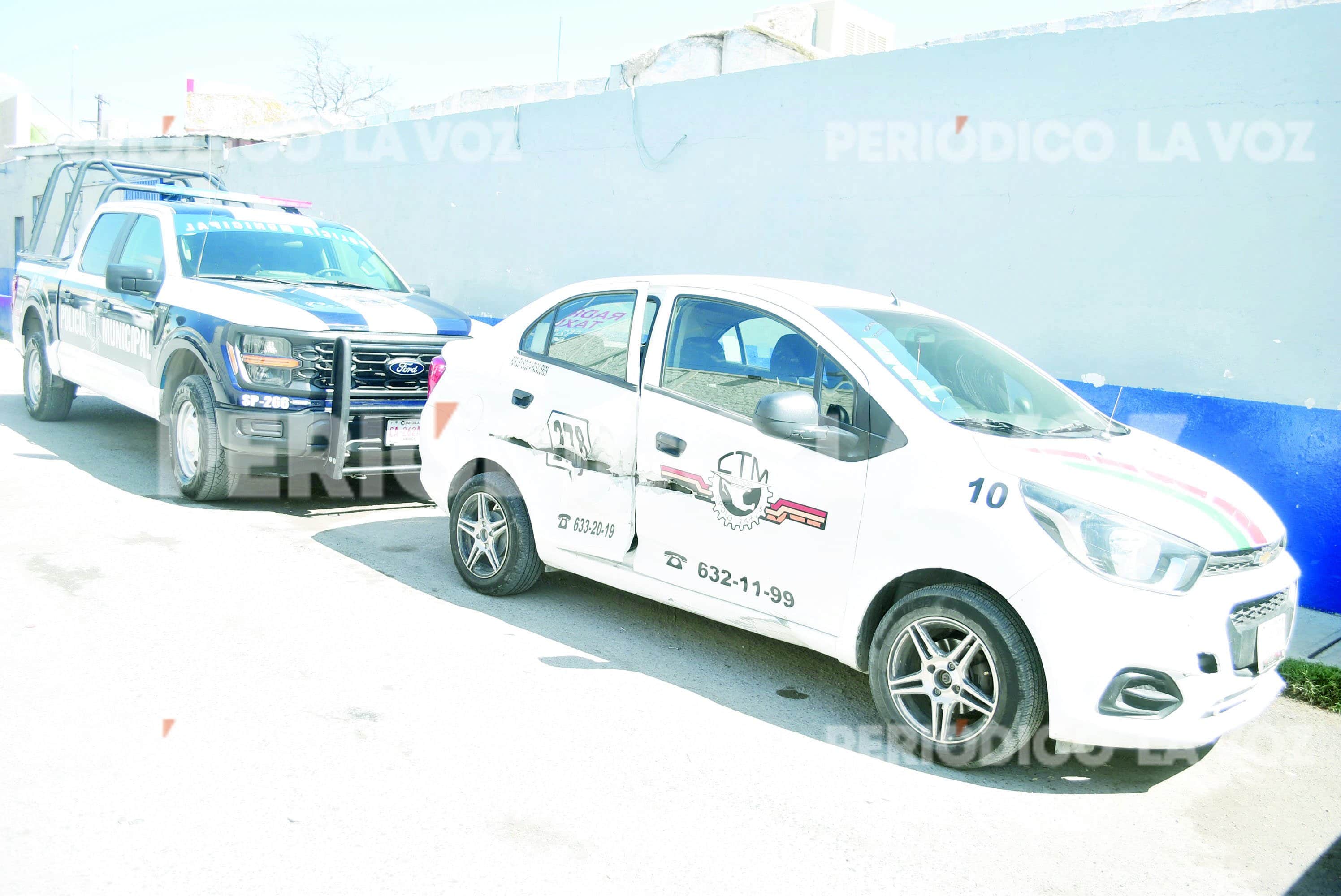 Accidente vial en Monclova involucra retroexcavadora y taxi