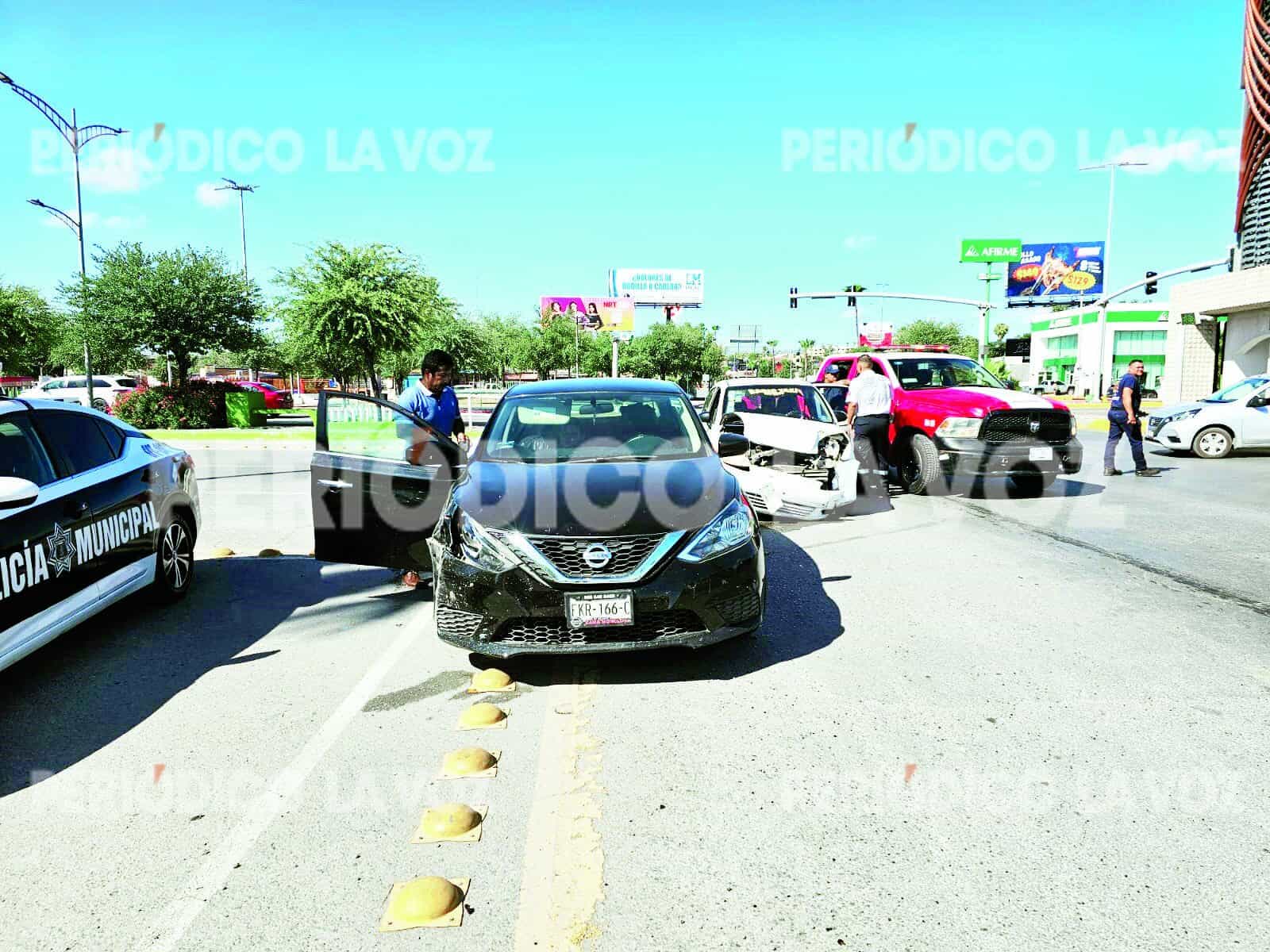 Colisión de taxis en Monclova deja a pasajera lesionada